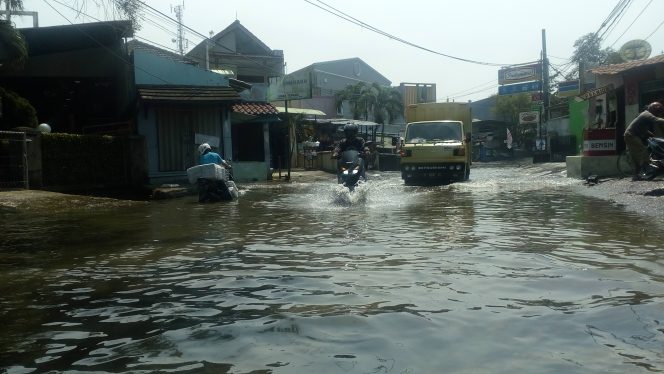 
					Tanggul Kali Laya di Kelurahan Tugu, Kecamatan Cimanggis jebol lagi dan menyebabkan banjir di sejumlah perumahan pada Senin, (8/4) malam. 