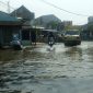 Tanggul Kali Laya di Kelurahan Tugu, Kecamatan Cimanggis jebol lagi dan menyebabkan banjir di sejumlah perumahan pada Senin, (8/4) malam.