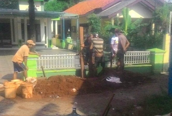 
					Proyek galian jaringan pipa air bersih milik PDAM di Jalan Nurul Ikhwan RT02/25 Kampung Sugutamu. (FOTO : Harian Sederhana)