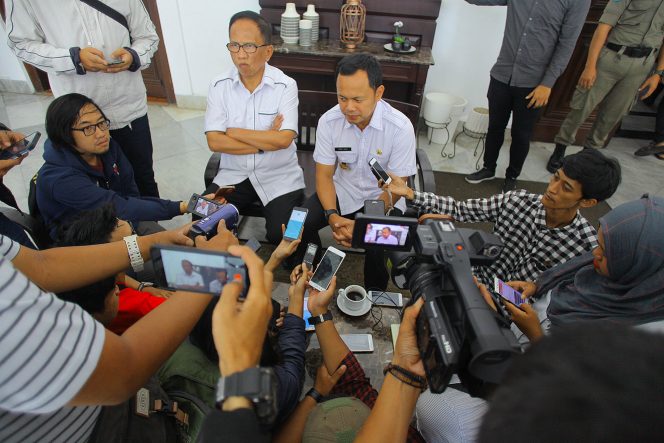 
					Sikap Wali Kota Bogor Bima Arya dan Wakil Wali Kota Bogor Usmar Hariman nampak mesra dalam briefing terakhir akhir masa jabatan. 