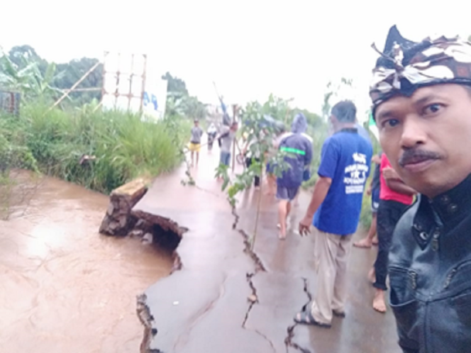 
					Jalan Mangga di Pasir Putih Nyaris Putus