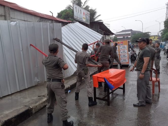 
					Satpol PP Kota Depok menertibkan 60 lapak dan bangunan liar di Jalan Baru Plenongan, Kecamatan Pancoran Mas, Kota Depok, Rabu (24/4/2019). (FOTO : Harian Sederhana)