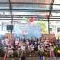 Siswa-siswi, guru foto bersama pada kegiatan Science Day Out. (Aji Hendro/Harian Sederhana)