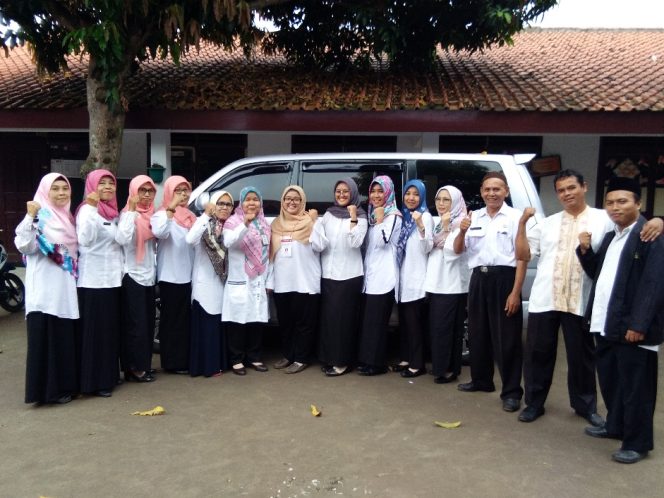 
					Kepala SDN Cinangka 02, Idawati  (4 kiri), foto bersama guru dan pengawas ujian usai melaksanakan tugasnya. (FOTO : Sudibyo/Harian Sederhana)