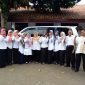 Kepala SDN Cinangka 02, Idawati  (4 kiri), foto bersama guru dan pengawas ujian usai melaksanakan tugasnya. (FOTO : Sudibyo/Harian Sederhana)