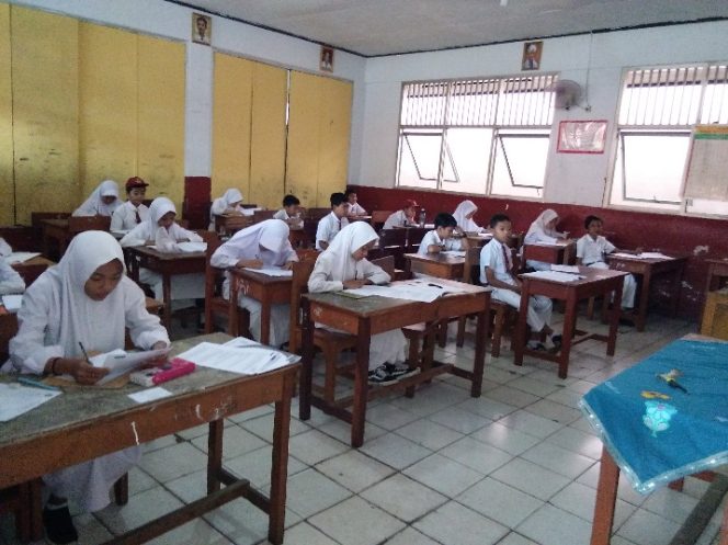 
					Siswa SDN Pasir Putih 03 serius mengerjakan soal USBN. (FOTO : Harian Sederhana)