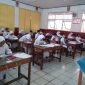 Siswa SDN Pasir Putih 03 serius mengerjakan soal USBN. (FOTO : Harian Sederhana)