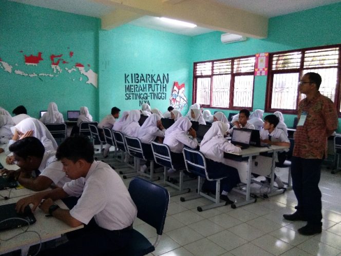 
					Sejumlah peserta UNBK di SMPN 18 Depok serius mengerjakan soal dalam UNBK di hari pertama, Senin (22/4).(FOTO :  Sudibyo/Harian Sederhana)