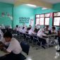 Sejumlah peserta UNBK di SMPN 18 Depok serius mengerjakan soal dalam UNBK di hari pertama, Senin (22/4).(FOTO :  Sudibyo/Harian Sederhana)