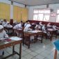 Siswa SDN Pasir Putih 03, serius mengerjakan soal USBN, kemarin. (Sudibyo/Harian Sederhana)