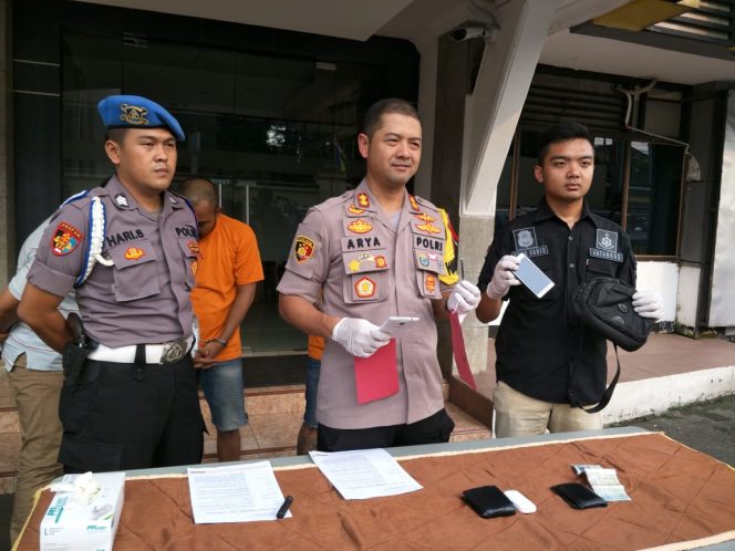 
					Selain meringkus para pelaku, polisi juga menyita dua unit handphone dari tangan para tersangka. (FOTO : Zahrul Darmawan/Harian Sederhana)