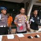 Selain meringkus para pelaku, polisi juga menyita dua unit handphone dari tangan para tersangka. (FOTO : Zahrul Darmawan/Harian Sederhana)