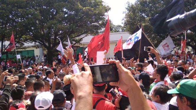 
					Calon Presiden nomor urut 01 Joko Widodo atau Jokowi, Pede bisa meraih suara terbanyak dalam Pilpres 17 April mendatang di Kota Depok. 