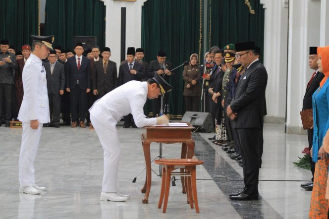 
					Bima Arya dan Dedie A. Rachim resmi dilantik sebagai Wali Kota dan Wakil Wali Kota Bogor periode 2019-2024. Pelantikan dilakukan oleh Gubernur Jawa Barat, Ridwan Kamil di Gedung Sate, Bandung, Sabtu (20/4/2019). (FOTO : Humas Pemprov Jabar)