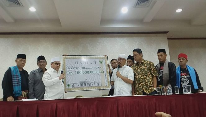 
					Tim Relawan  Muslim Cyber Army (MCA) Jokowi lantas menggelar sayembara berhadiah duit senilai Rp 100 miliar.