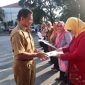 Plh Wali Kota Bogor, Ade Sarip sedang memberikan uang kadeudeuh kepada 18 Aparatur Sipil Negara (ASN) yang sudah purnatugas, Senin (15/4/2019). (FOTO : BP.Sianturi)