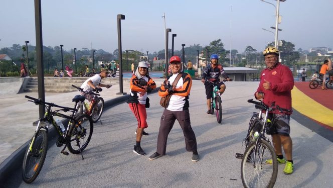 
					Warga Manfaatkan Alun-alun Kota Depok di Kawasan GDC, Kelurahan Kalibaru, Kecamatan Cilodong. (FOTO : istimewa)