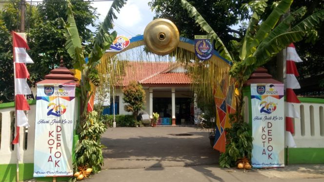 
					Gapura di depan Kantor Kelurahan Tanah Baru, Kecamatan Beji. (FOTO : Aji Hendro/Harian Sederhana)