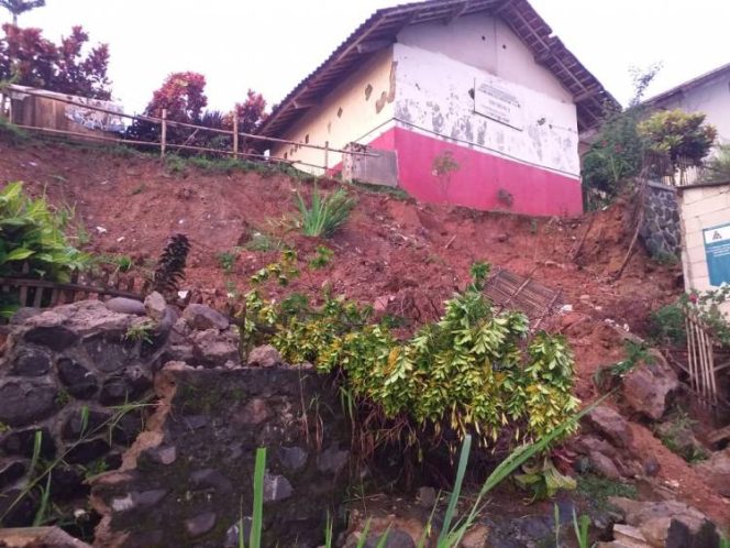 
					SDN Sadeng 01, Desa Sadeng, Kecamatan Leuwisadeng, Kabupaten Bogor.