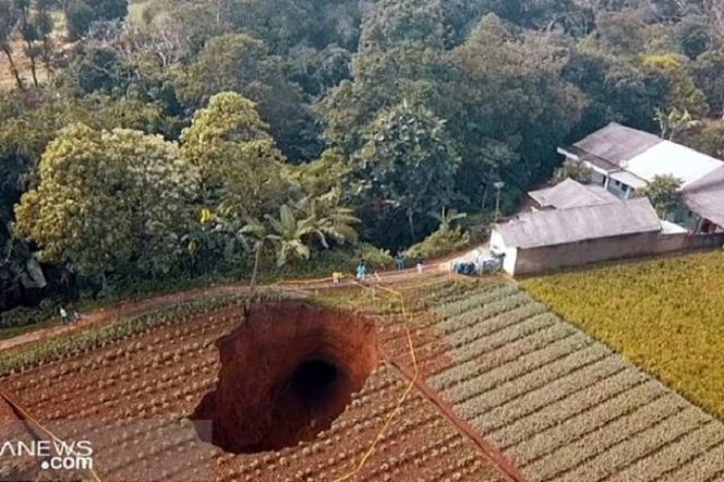 
					Tanah bolong ini berdiameter sekitar 16 meter dengan kedalaman 12 meter.