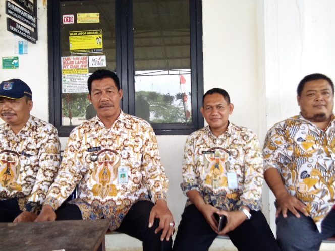 
					Lurah Bedahan, Sudadih (dua kiri) usai rapat koordinasi dengan jajarannya di kelruahan setempat. (FOTO : Sudibyo/Harian Sederhana)