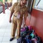 Guru sedang mengawasi tas siswa peserta USBN di SDN Pasir Putih 03. (FOTO : Sudibyo/Harian Sederhana)