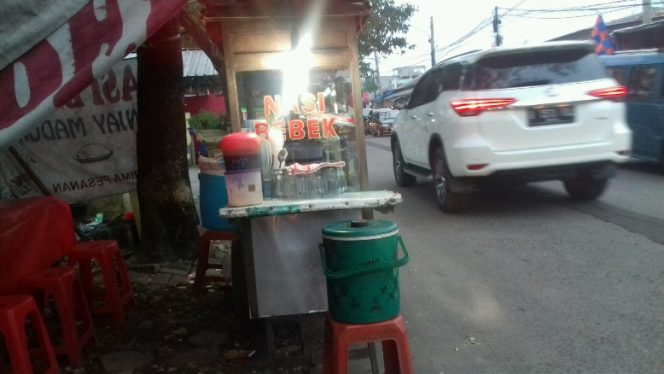 
					PKL berjualan ditrotoar Jalan Raya Citayam, Kelurahan Ratujaya, Kecamatan Cipayung. (FOTO : Aji Hendro/Harian Sederhana)