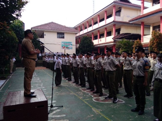 
					Wakil Wali Kota Depok, Pradi Supriatna menjadi pembina upacara pada upacara bendera, Senin (15/4) di SMKN 2 Depok. (FOTO : Sudibyo/Harian Sederhana)