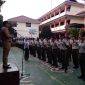 Wakil Wali Kota Depok, Pradi Supriatna menjadi pembina upacara pada upacara bendera, Senin (15/4) di SMKN 2 Depok. (FOTO : Sudibyo/Harian Sederhana)