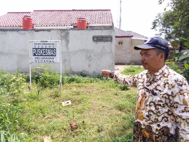 
					Kepala Seksie Ekonomi dan Pembangunan Kelurahan Bedahan, Sahat Sihombing memperlihatkan lahan untuk pembangunan Puskesmas. (FOTO : Sudibyo/Harian Sederhana).