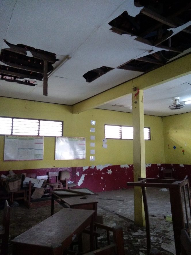 
					Inilah kondisi ruang kelas SDN Serua 01 yang mengalami kerusakan berat, sehingga dikosongkan lantaran khawatir ambruk. (FOTO : Sudibyo/Harian Sederhana)