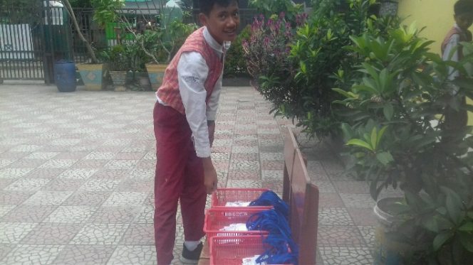 
					Siswa saat meletakkan kartu ujian dirak yang sudah dipersiapkan di sekolah. (FOTO : Aji Hendro/Harian Sederhana)