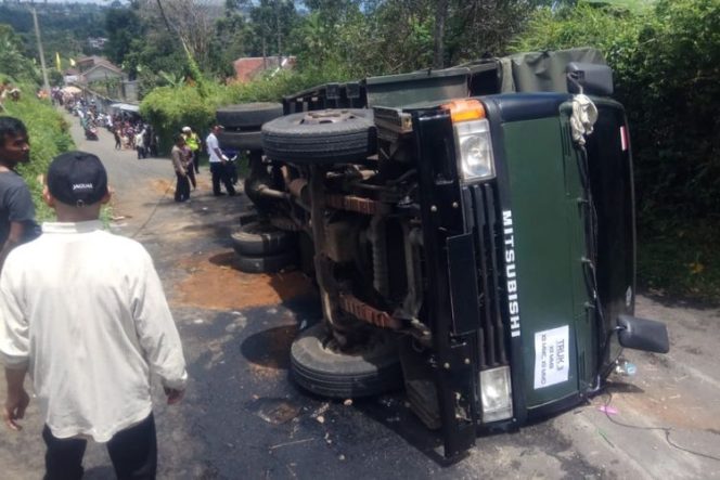 
					Truk Terguling di Puncak, 17 Pelajar Jadi Korban. (FOTO : kompas)
 