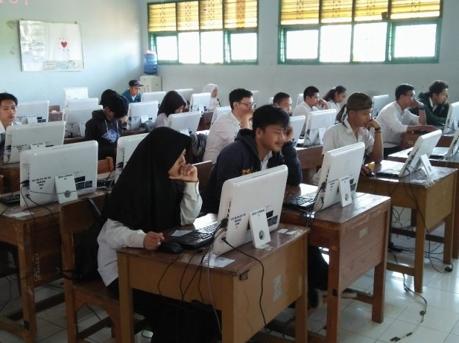 
					Peserta UNBK Paket C, sedang menyelesaikan soal-soal. (FOTO : BP Sianturi/Harian Sederhana)