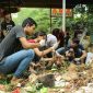 Mahasiswa Universitas Pancasila saat melakukan aksi bersih di Sungai Ciliwung. (FOTO : Istimewa)