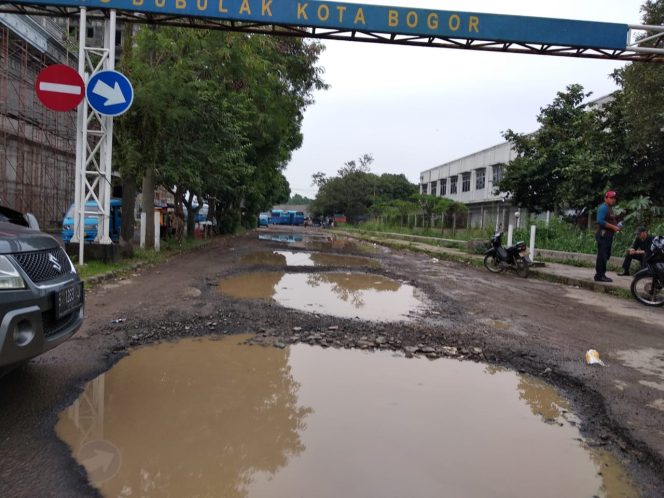 
					Jalan masuk utama Terminal Bubulak hancur dan mirip kolam ikan.  (FOTO : Arihta Surbakti)