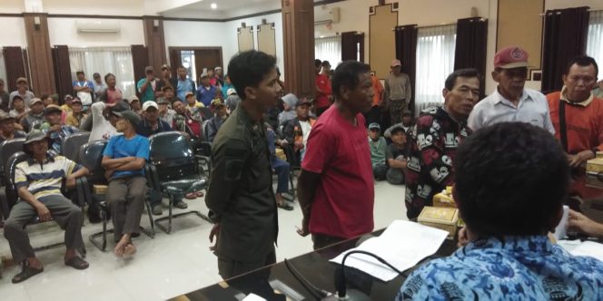 
					Ratusan Tukang Becak di Sukabumi Terima Uang Kadeudeuh. (FOTO : M. Satiri/Harian Sederhana)