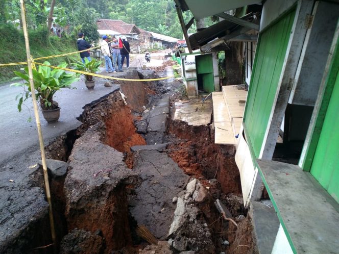 
					Rumah yang terdampak akibat bencana pergerakan tanah  di Kampung Gunungbatu, Desa Kertaangsana, Kecamatan Nyalindung Kabupaten Sukabumi.(FOTO : M. Satiri)