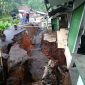 Rumah yang terdampak akibat bencana pergerakan tanah  di Kampung Gunungbatu, Desa Kertaangsana, Kecamatan Nyalindung Kabupaten Sukabumi.(FOTO : M. Satiri)