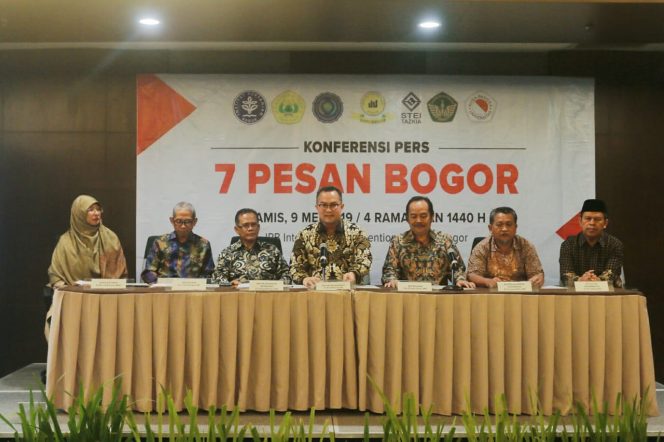 
					Pernyataan sikap Rektor se-Bogor di Gedung IPB International Convention Centre IICC, Kota Bogor, Kamis (9/5/2019).