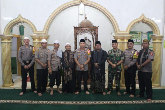 
					Tokoh Ulama Kapolres Sukabumi AkBP  Susatyo Purnomo Condro bersama jajaran Usai Melaksankanan Tarawih Keliling. (FOTO : M. Satiri/Harian Sederhana)