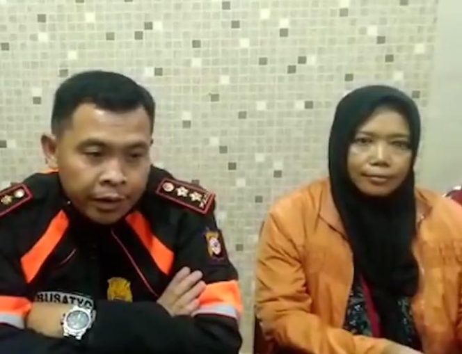 
					AKBP Susatyo Purnomo Condro bersama Agnes Kusuma Handani yang mengaku dicatut namanya dalam video ujaran ancaman kepada Presiden. (FOTO : Harian Sederhana)