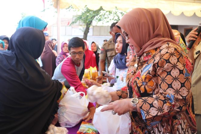 
					Pemkab Bogor menggelar operasi pasar di Kelurahan Keradean untuk menekan beban pengeluaran akibat harga-harga kebutuhan pokok yang melonjak selama bulan Ramadhan.(FOTO : Harian Sederhana)