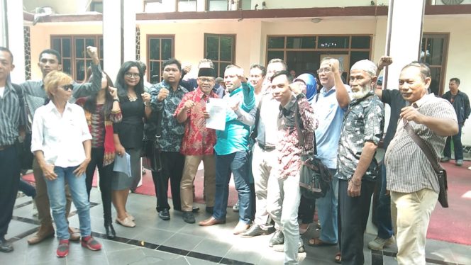 
					Para penggugat bersama Kuasa Hukum dari Lembaga Bantuan Hukum (LBH) Keadilan Bogor Raya (KBR), Sugeng Teguh Santoso. (FOTO : Harian Sederhana)