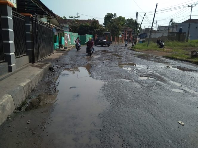 
					Dishub Kota Sukabumi memprioritaskan perbaikan jalan rusak untuk jalan menuju obyek wisata. (FOTO : Harian Sederhana)