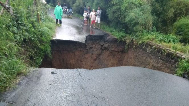 
					 Jembatan dengan panjang 4 meter lebar 3 meter dengan ketinggian 8 meter berlokasi di Kampung Cileuleuy, Desa Sukatani. (FOTO : Harian Sederhana)