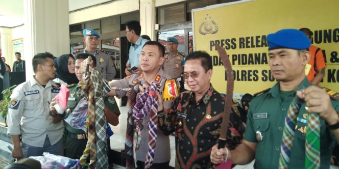 
					Ekpos pelaku perang samping di Mapolres Sukabumi Kota, Kamis (15/5/2019). (FOTO : M. Satiri/ Harian Sederhana)