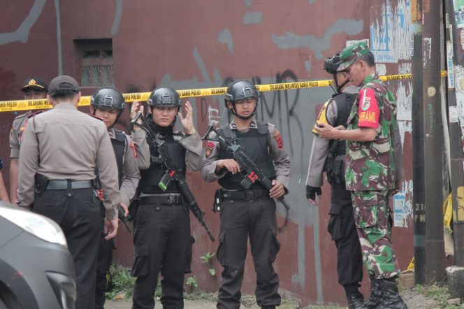 
					Seorang warga Nanggewer, Cibinong, Kabupaten Bogor berinisial EN, 51 tahun, ditangkap oleh Detasemen Khusus Antiteror Markas Besar Kepolisian RI bersama Kepolisian Resor Bogor pada Jumat 17 Mei 2019. (FOTO : Harian Sederhana)