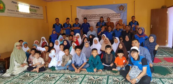 
					PWI Jabar santunan di panti asuhan Al-Fitroh di Jalan Brawijaya, Kelurahan Sriwidari, Gunungpuyuh, Kota Sukabumi, Jum'at (17/5/2019). (FOTO : Harian Sederhana)