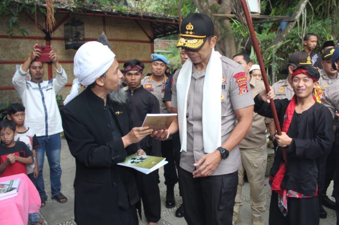 
					Kapolda Jabar Irjen Pol Drs. Rudy Sufahriadi mengunjungi beberapa pondok pesantren di wilayah Sukabumi, Minggu (19/5/2019) sore.